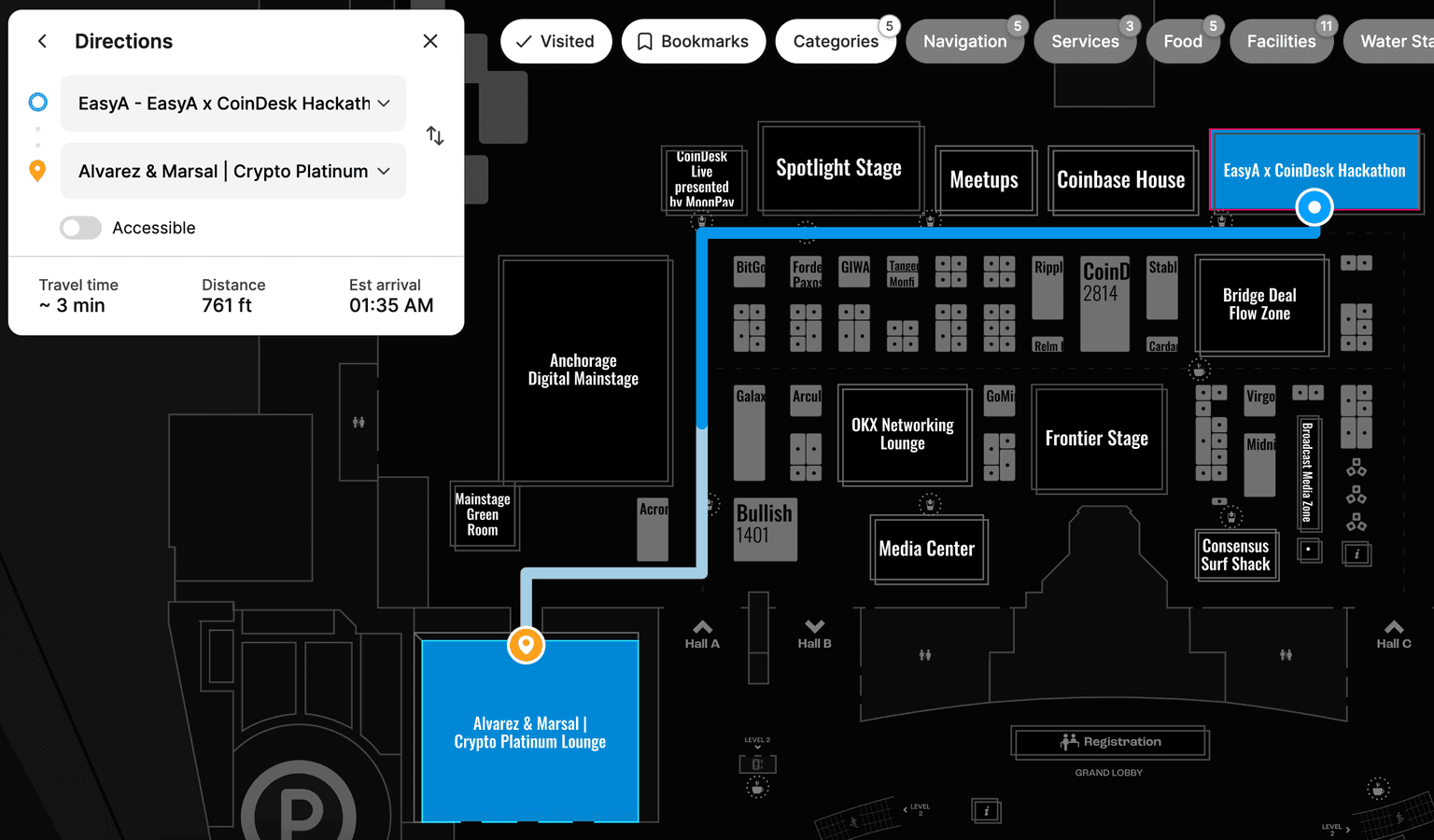 Rota dentro do aplicativo no Consensus Miami 2026, conduzindo um visitante entre estandes do pavilhão de exposição